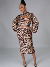 Kleid mit Stehkragen und langen Ärmeln und Spaghettiträgern